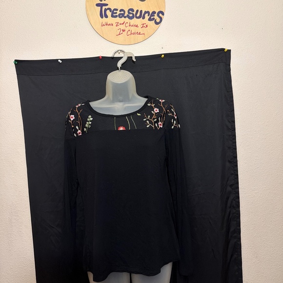 💥NEW ITEM💥 Candie’s Long Sleeves Floral Top - Picture 1 of 6